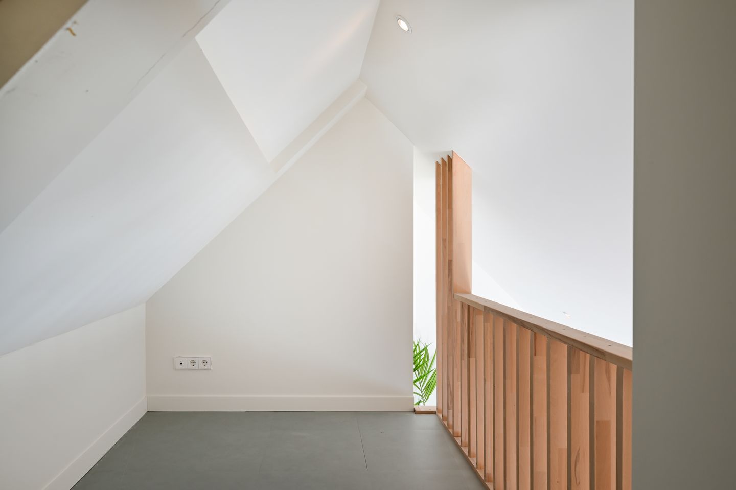 Photo 19 of Kennemerstraat 3-B