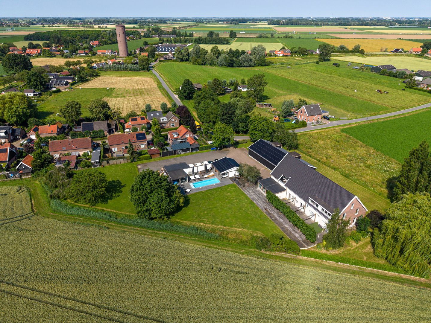 View photo 1 of Bloemweg 4