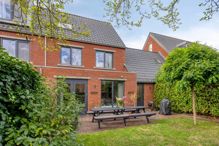 Tussenwoning te koop: Erfwal 118, Zwolle