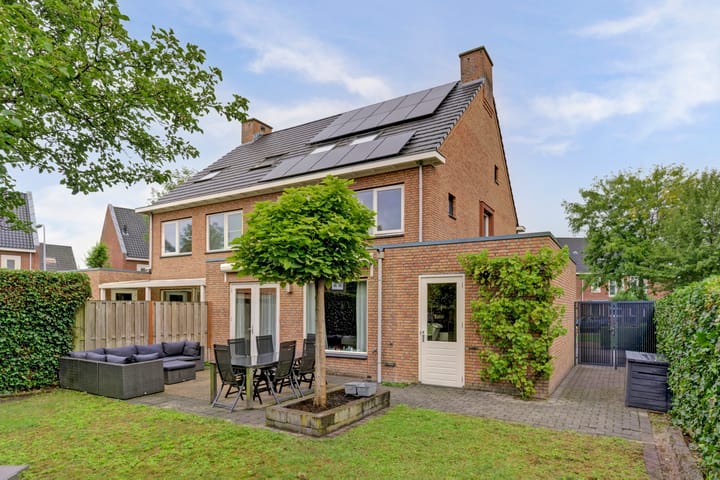 Twee-onder-één-kap te koop: Hadrianus 20, Elst (Ge)