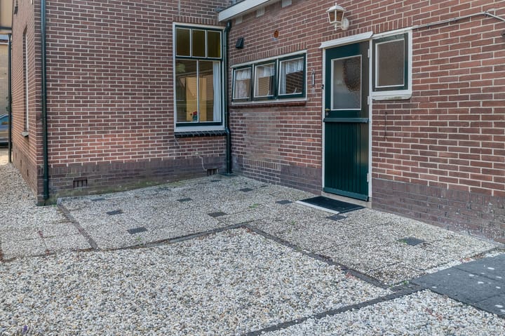 Twee-onder-één-kap te koop: Emmastraat 69, Lekkerkerk