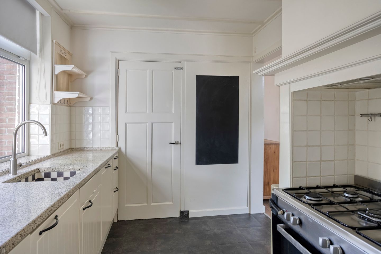 Photo 14 of Emmastraat 21
