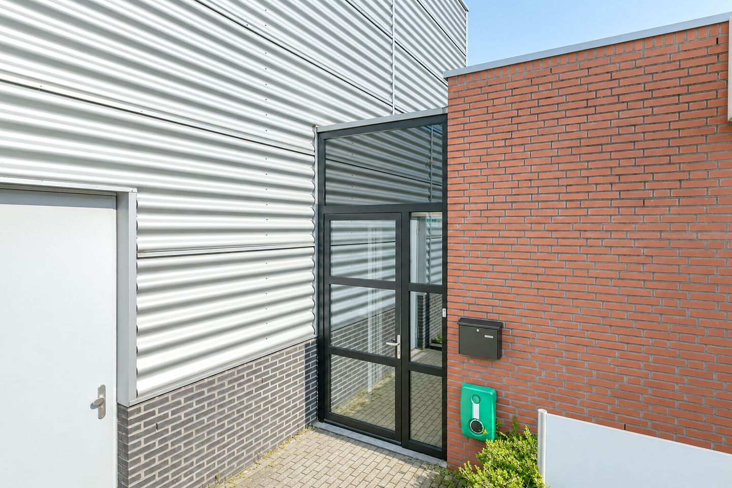 View photo 3 of Hallenweg 34
