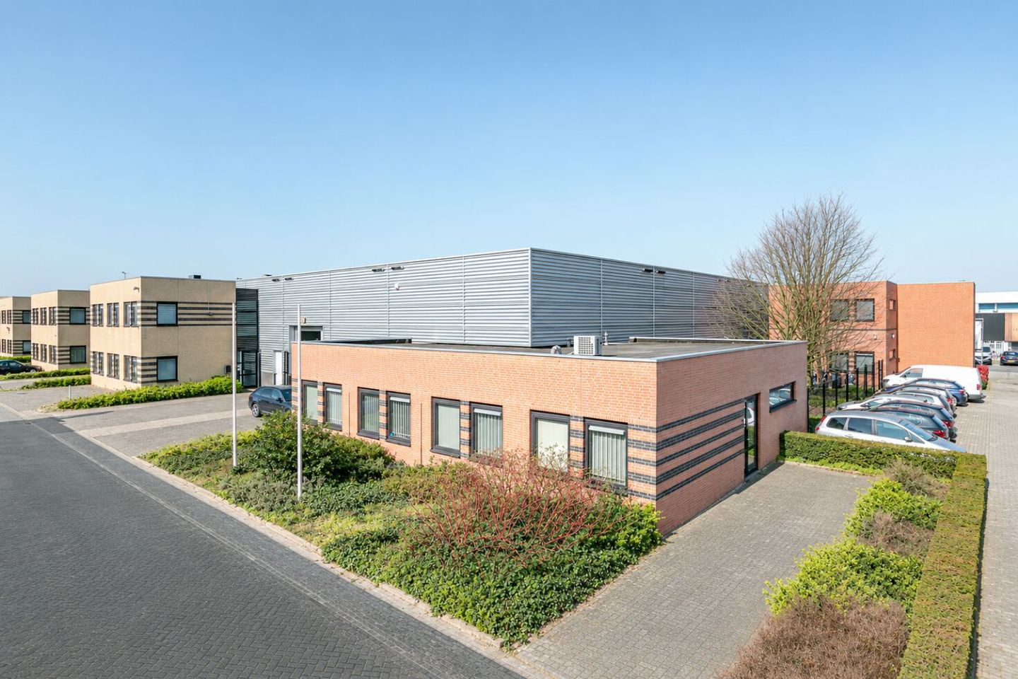 View photo 2 of Hallenweg 34
