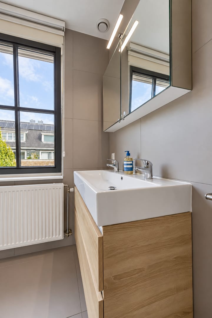 Tussenwoning te koop: Regenboog 23, Vinkeveen