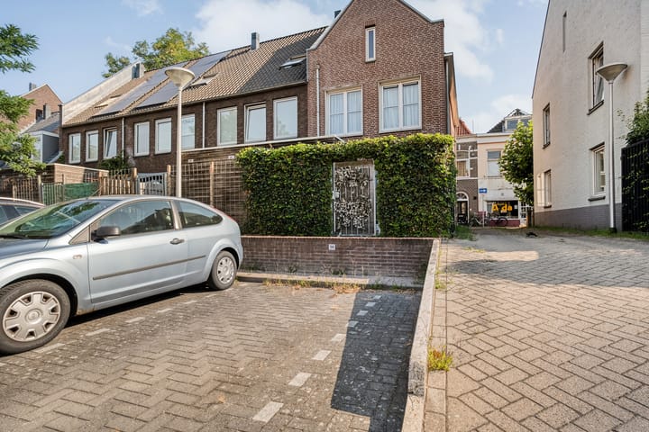 Tussenwoning te koop: Fenixhof 20, Zwolle