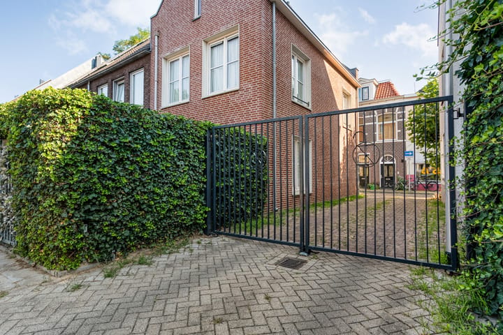 Tussenwoning te koop: Fenixhof 20, Zwolle