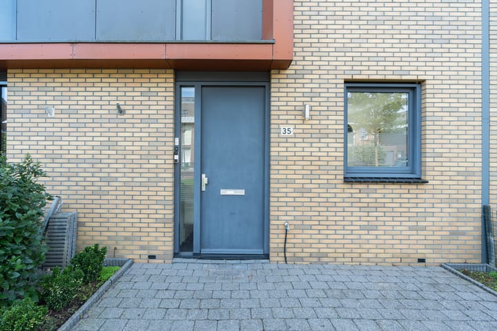 Tussenwoning te koop: Colonnade 35, Hoofddorp