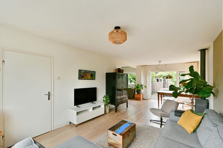 Tussenwoning te koop: Floraweg 11, Vreeland