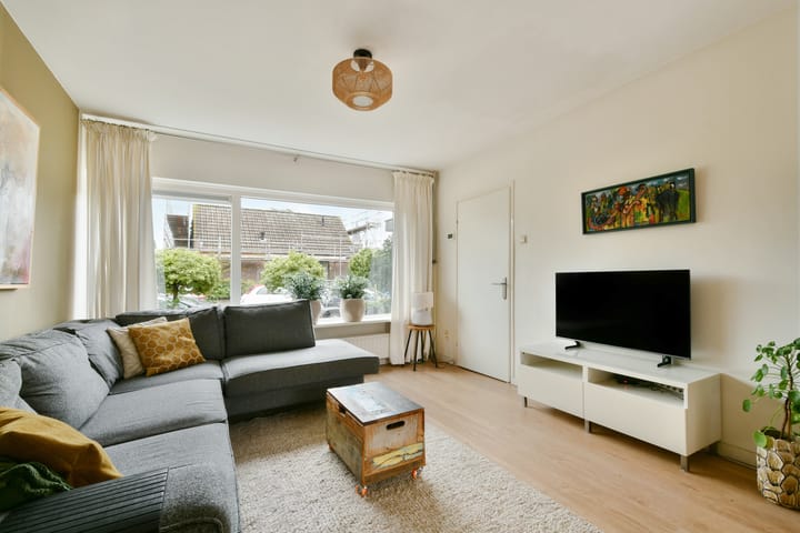 Tussenwoning te koop: Floraweg 11, Vreeland