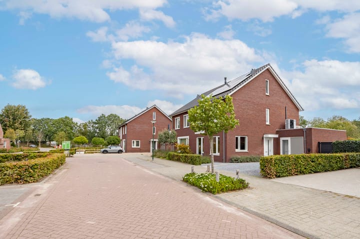 Twee-onder-één-kap te koop: Kaarsenmaker 76, Oost West En Middelbeers