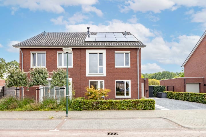 Twee-onder-één-kap te koop: Kaarsenmaker 76, Oost West En Middelbeers