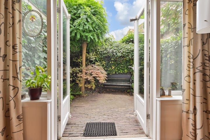 Tussenwoning te koop: van Deventerplein 3, Voorburg