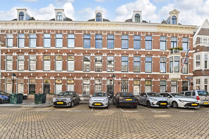 Tussenwoning te koop: Emmastraat 1C, 'S-Gravenhage