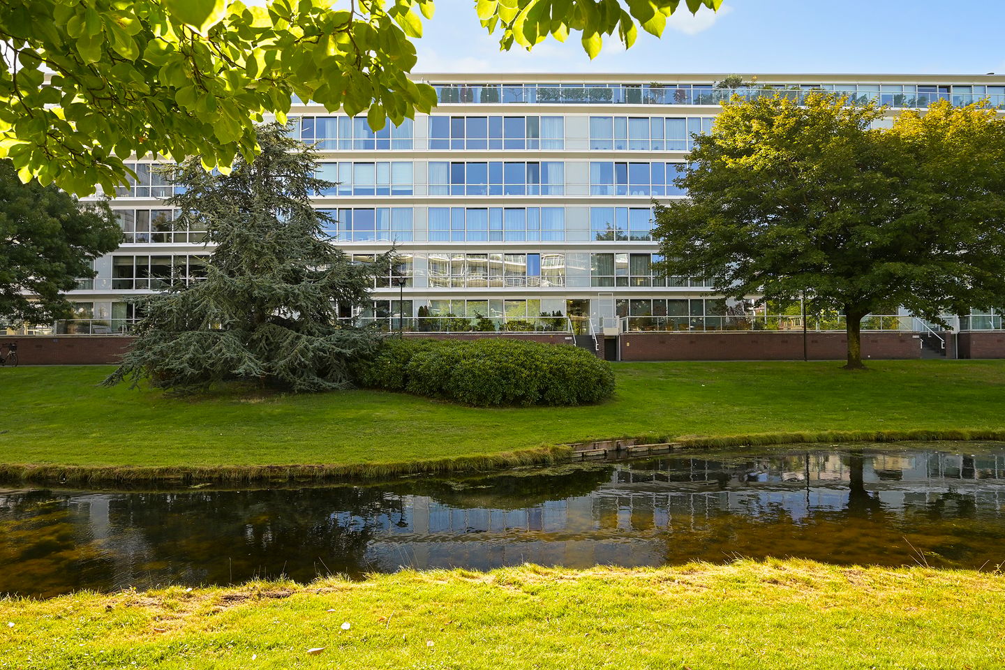 Foto 1 van Burgemeester De Monchyplein 84