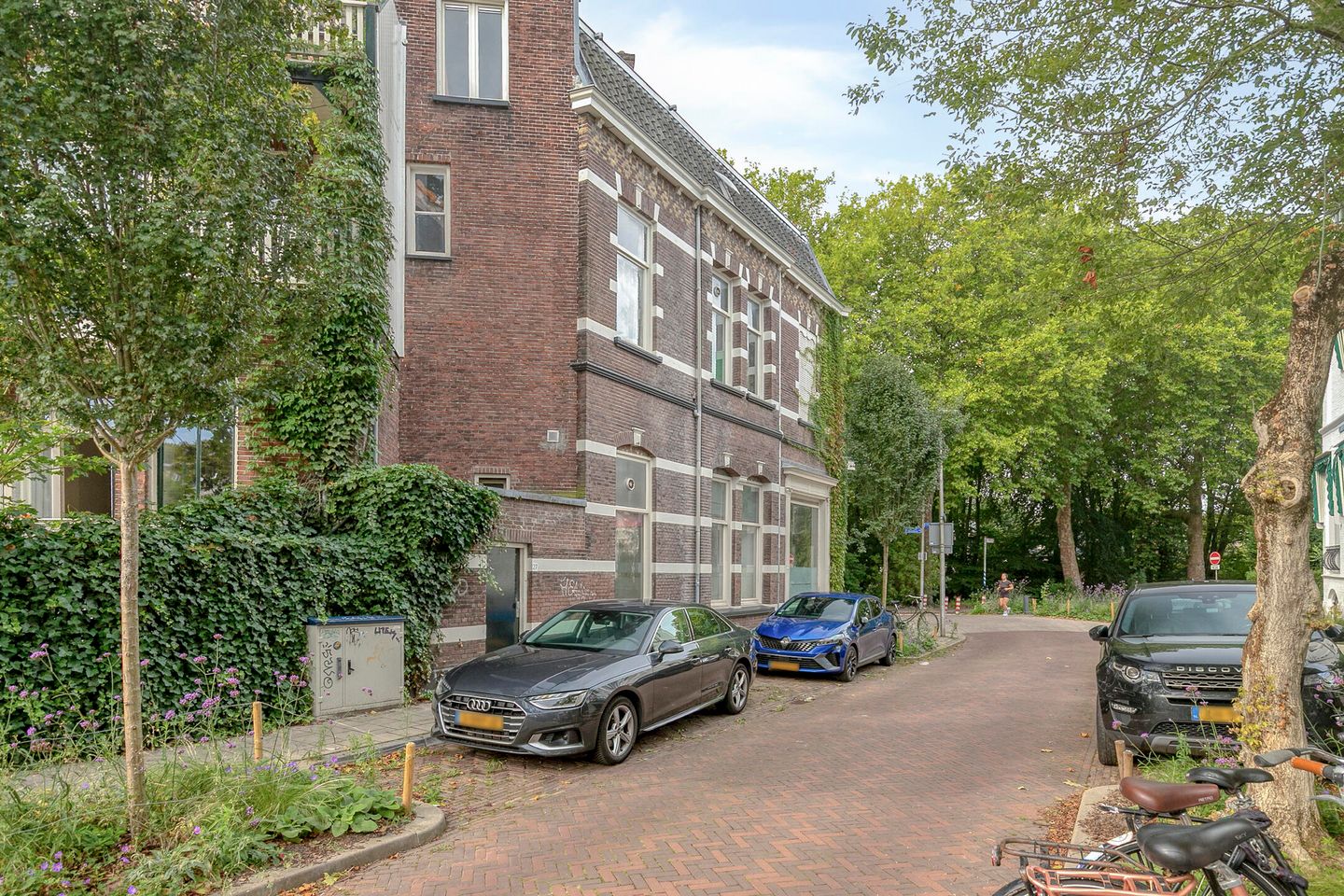 Foto 5 van Alexander Numankade 27