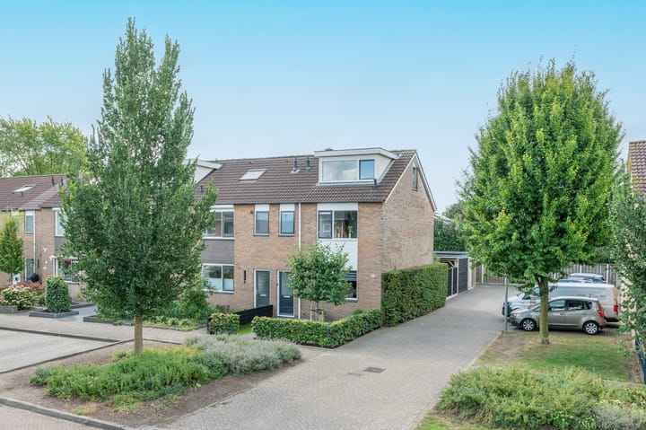 Hoekwoning te koop: van Lennepstraat 40, Putten