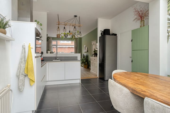 Tussenwoning te koop: Scholiersberg 6, Bergen Op Zoom