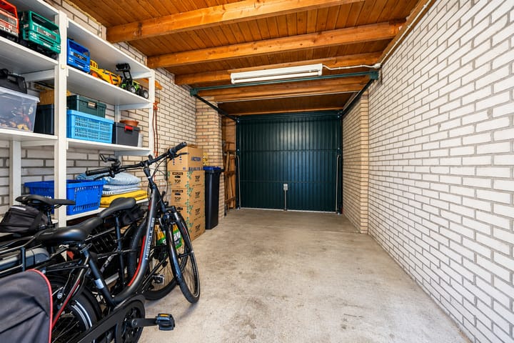 Tussenwoning te koop: Burgemeester van Trichtlaan 61, Wilnis