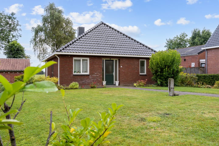 Vrijstaande woning te koop: Burchtweg 12, Sauwerd