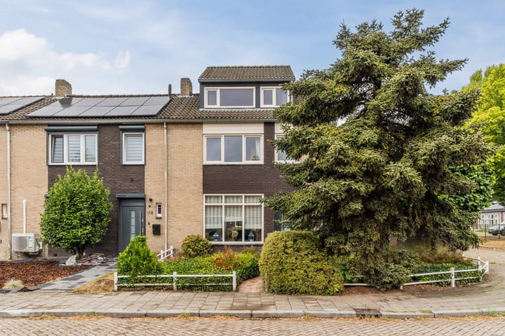 Hoekwoning te koop: Dokter A.Hoynck van Papendrechtstraat 16, Bergeijk