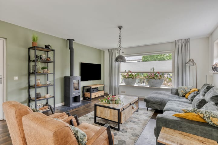 Hoekwoning te koop: Hoevelakenseweg 130, Terschuur