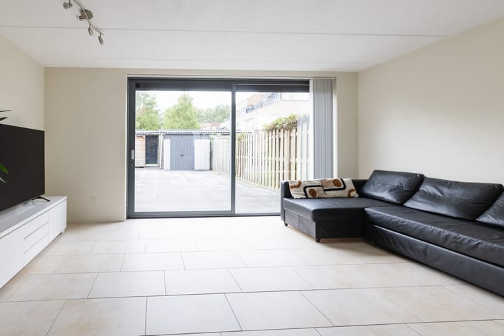 Tussenwoning te koop: Couperusweg 11, Almere