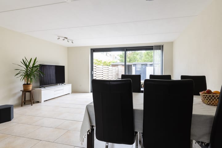 Tussenwoning te koop: Couperusweg 11, Almere