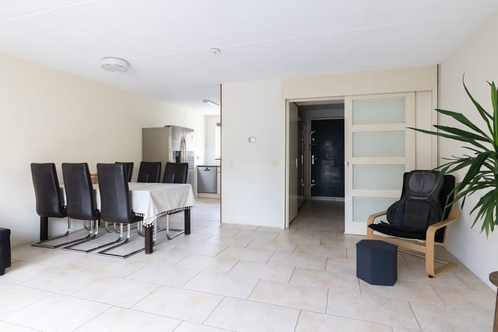 Tussenwoning te koop: Couperusweg 11, Almere