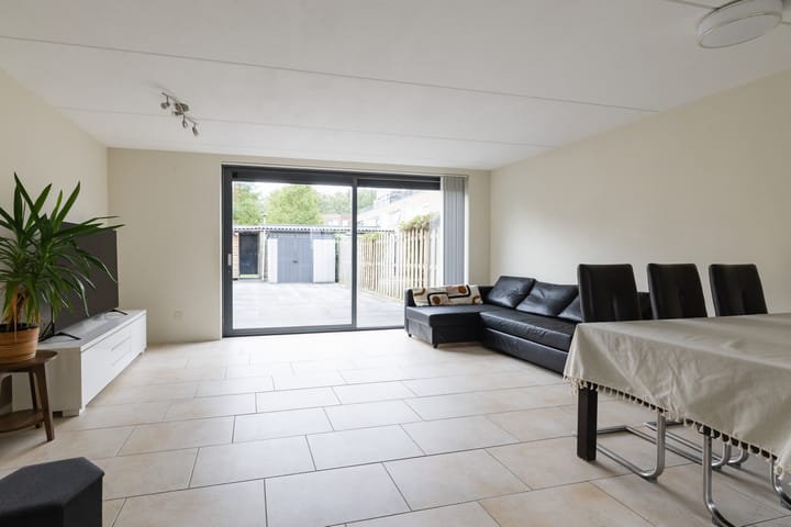 Tussenwoning te koop: Couperusweg 11, Almere