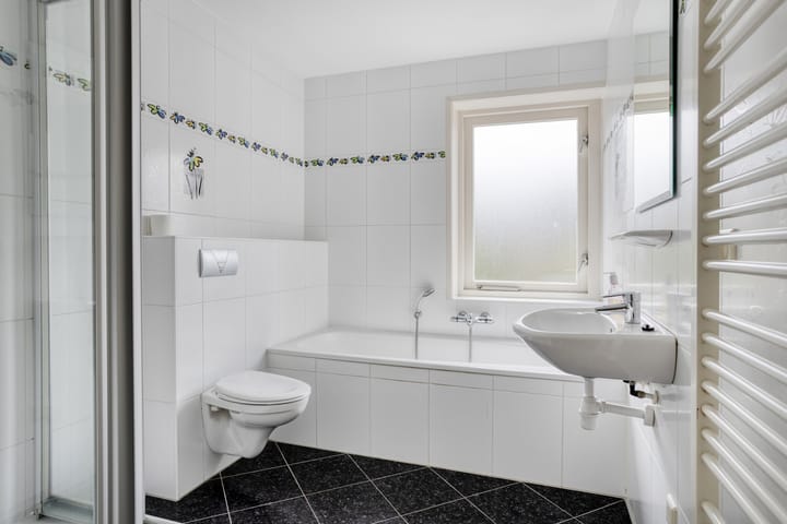 Tussenwoning te koop: John Lennonlaan 66, Goes