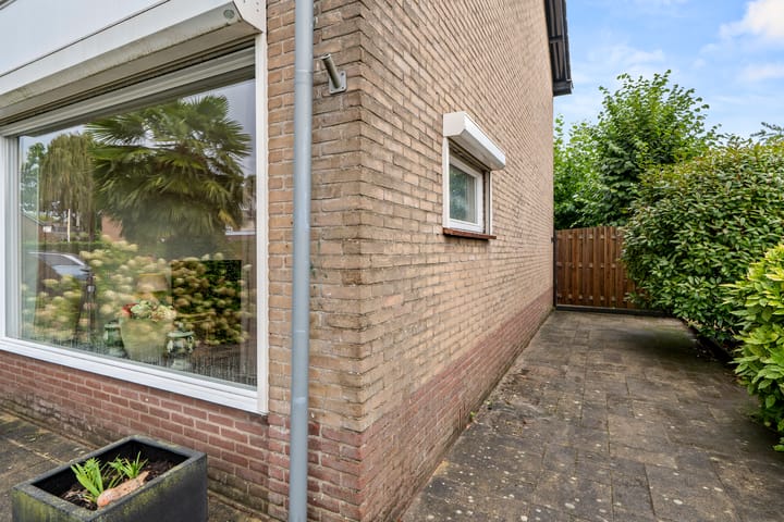 Twee-onder-één-kap te koop: Van Hoffenlaan 30, Bennekom