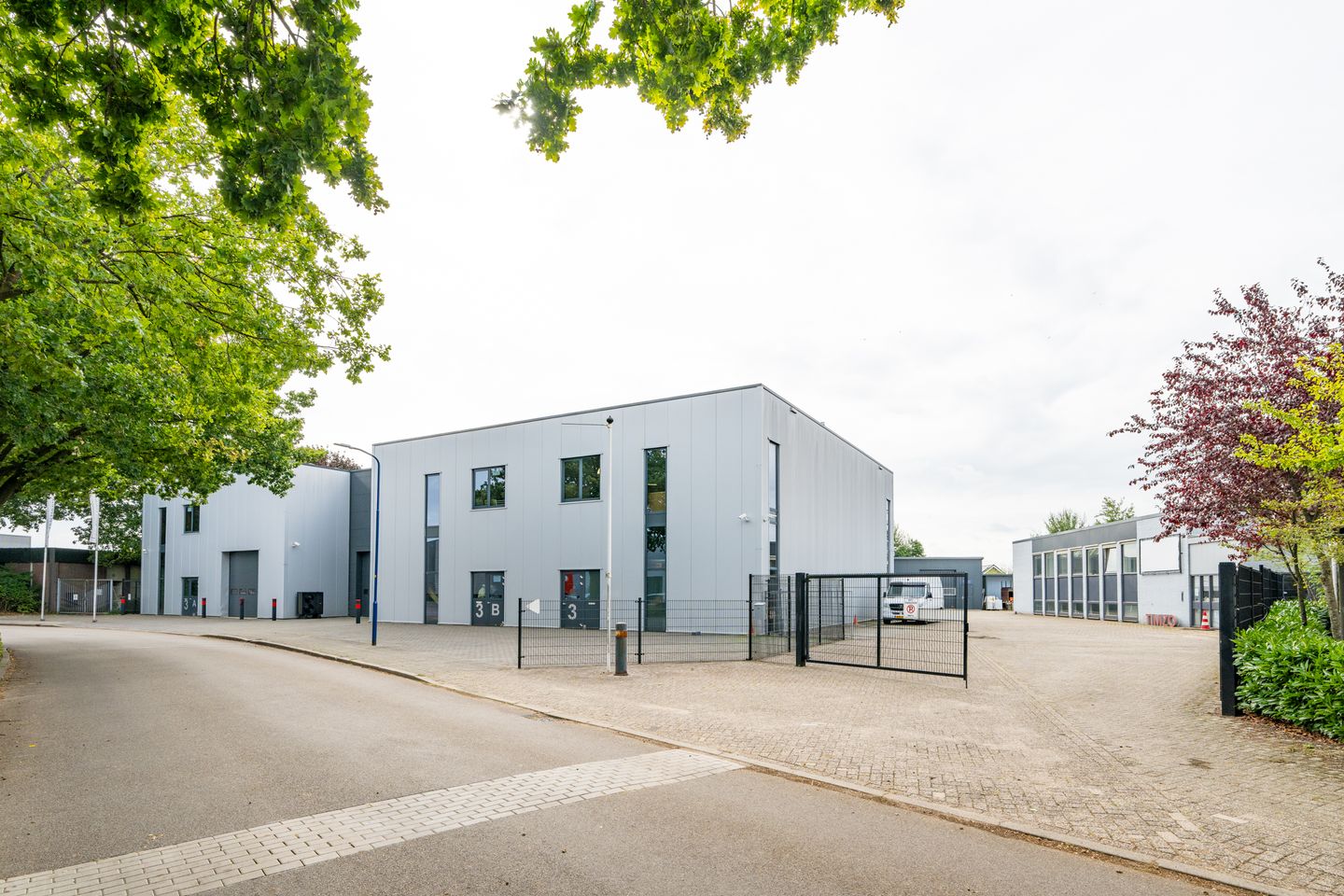 View photo 1 of Raphaëlstraat 3