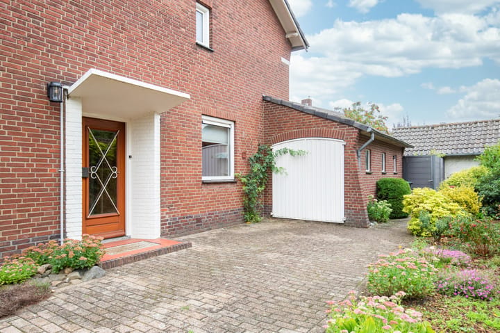 Twee-onder-één-kap te koop: Le Bron de Vexelastraat 10, Roermond