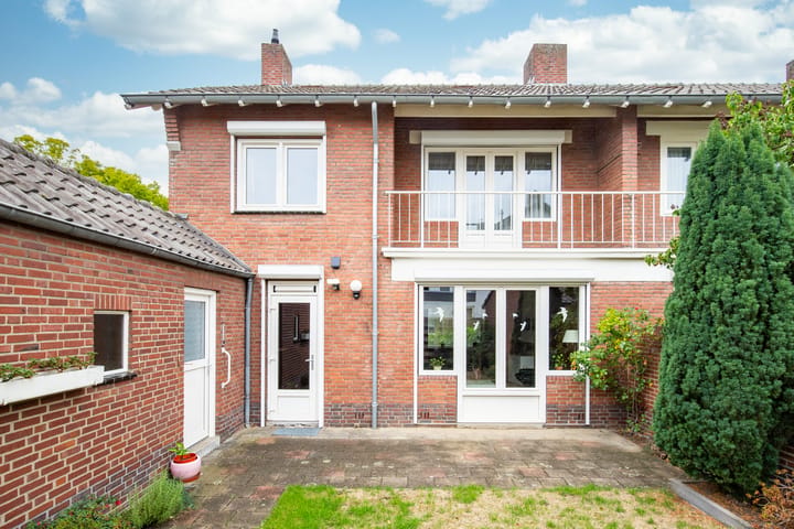 Twee-onder-één-kap te koop: Le Bron de Vexelastraat 10, Roermond