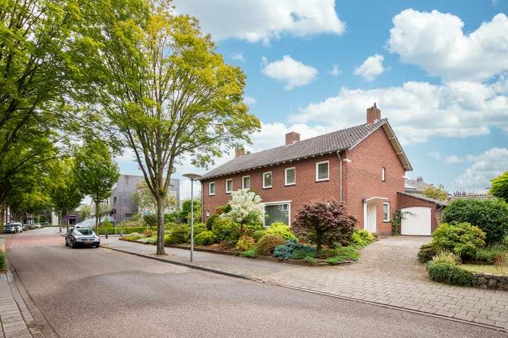 Twee-onder-één-kap te koop: Le Bron de Vexelastraat 10, Roermond
