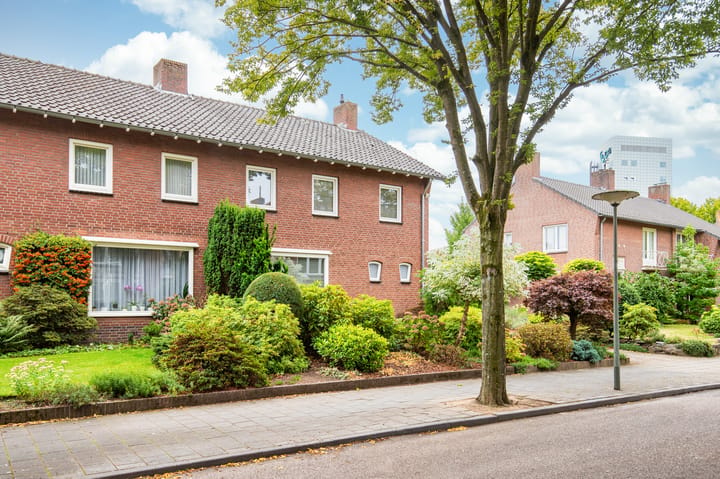 Twee-onder-één-kap te koop: Le Bron de Vexelastraat 10, Roermond