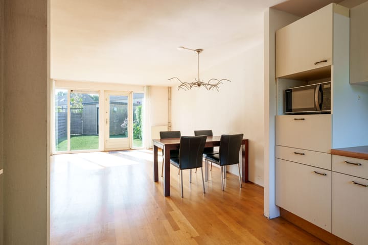Tussenwoning te koop: Saint-Saensgracht 19, Almere