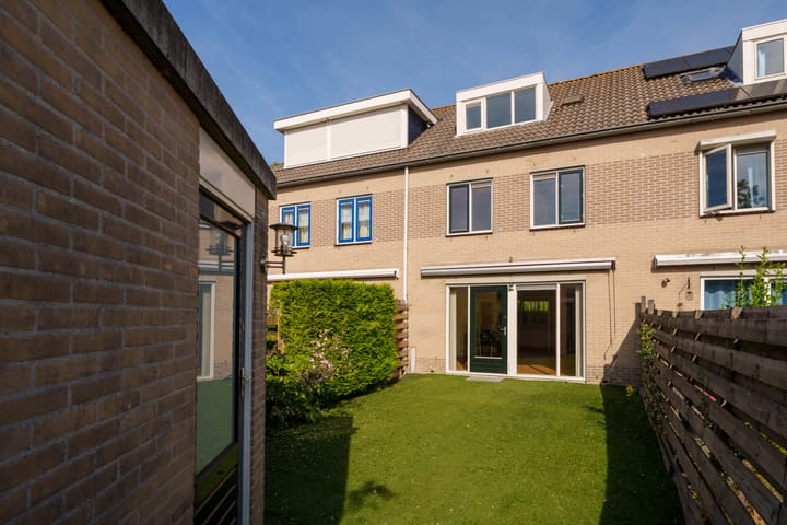 Tussenwoning te koop: Saint-Saensgracht 19, Almere