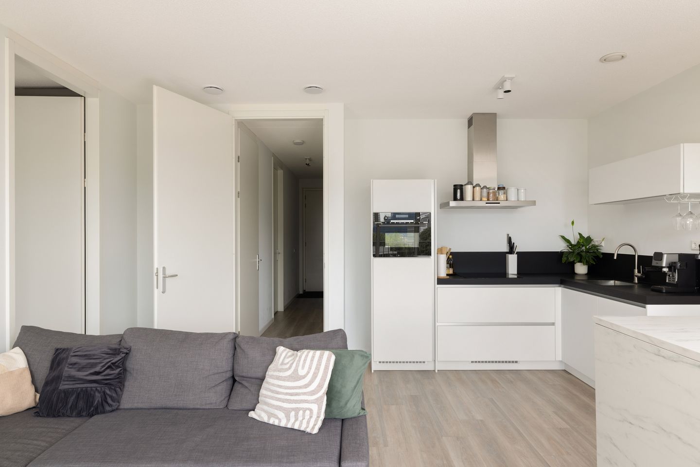 Photo 10 of Mies van der Rohestraat 81