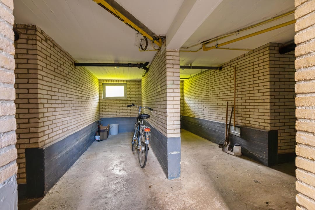 Photo 32 of Huygensstraat 135