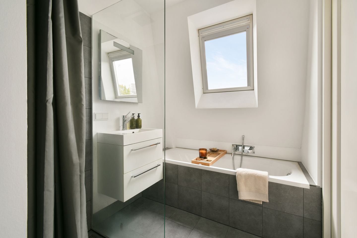 Photo 14 of Cornelis Anthoniszstraat 27-4