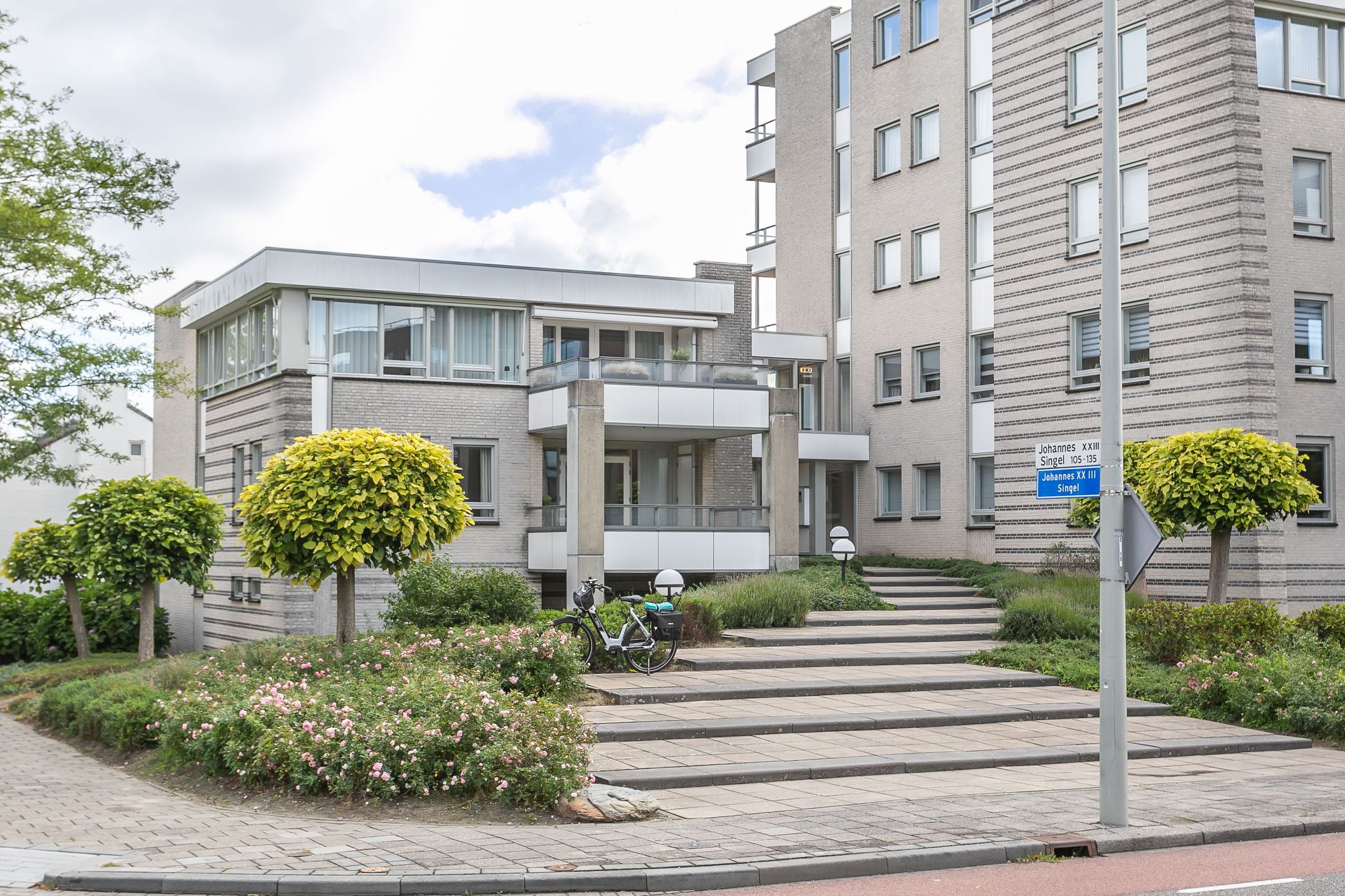 Photo 36 of Johannes XXIII-singel 105