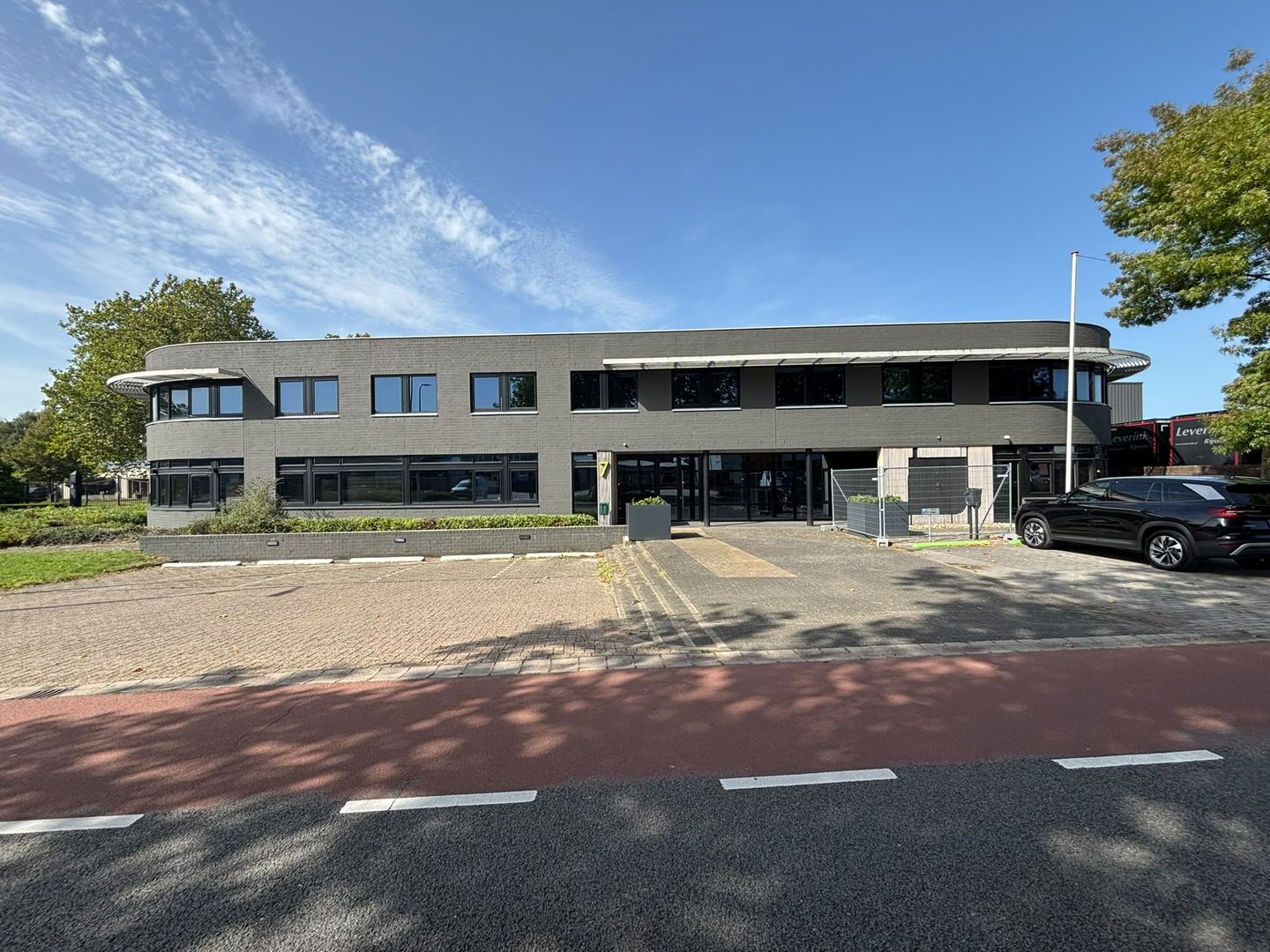 View photo 2 of van den Bergsweg 3-7