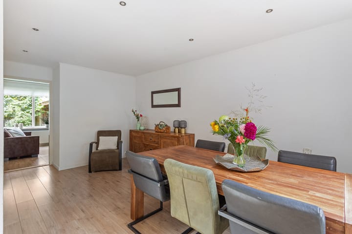 Tussenwoning te koop: Schrijversplein 4, Borne