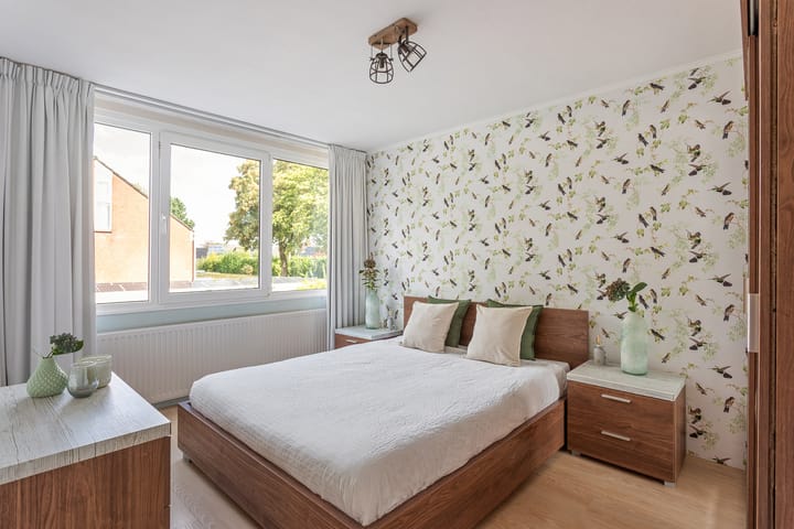 Tussenwoning te koop: Schrijversplein 4, Borne