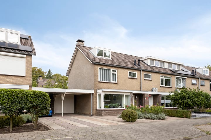 Tussenwoning te koop: Aletta Jacobslaan 10, Tiel
