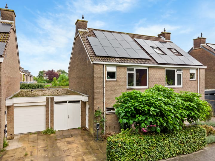 Tussenwoning te koop: Marga Klompéstraat 35, Alphen Aan Den Rijn