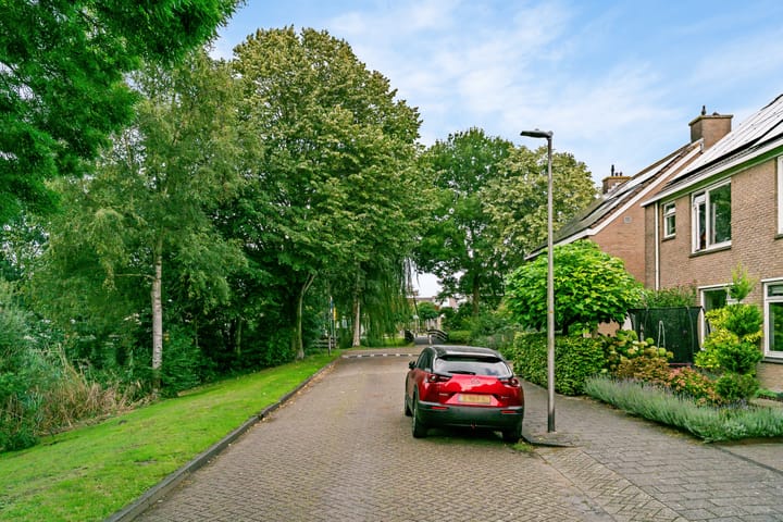 Tussenwoning te koop: Marga Klompéstraat 35, Alphen Aan Den Rijn