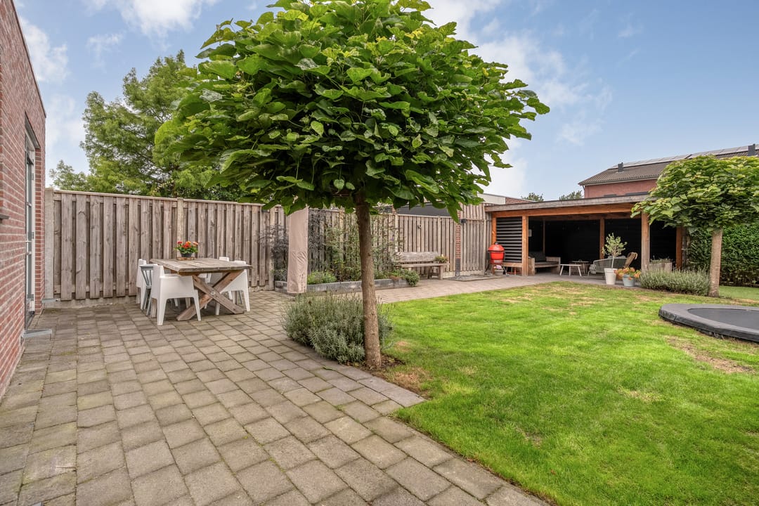 Photo 37 of Van Barneveldstraat 18